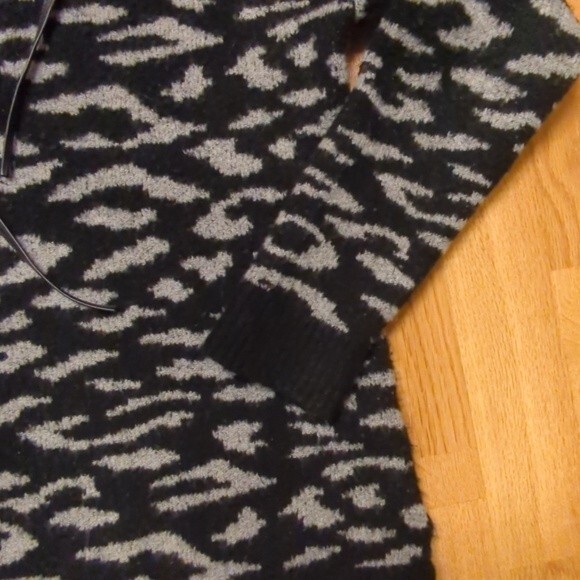 Rock & Republic Sweater Womens Size Small Hooded V-Neck Animal Leopard Print - Picture 5 of 7
